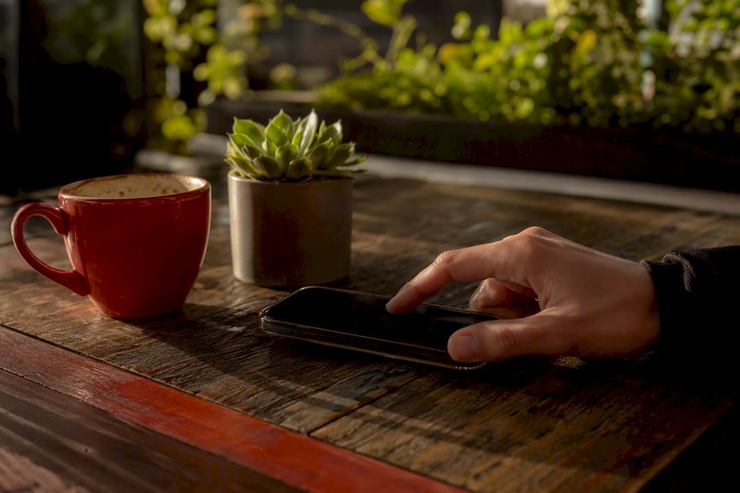 Customer tapping smartphone receiving personalized message