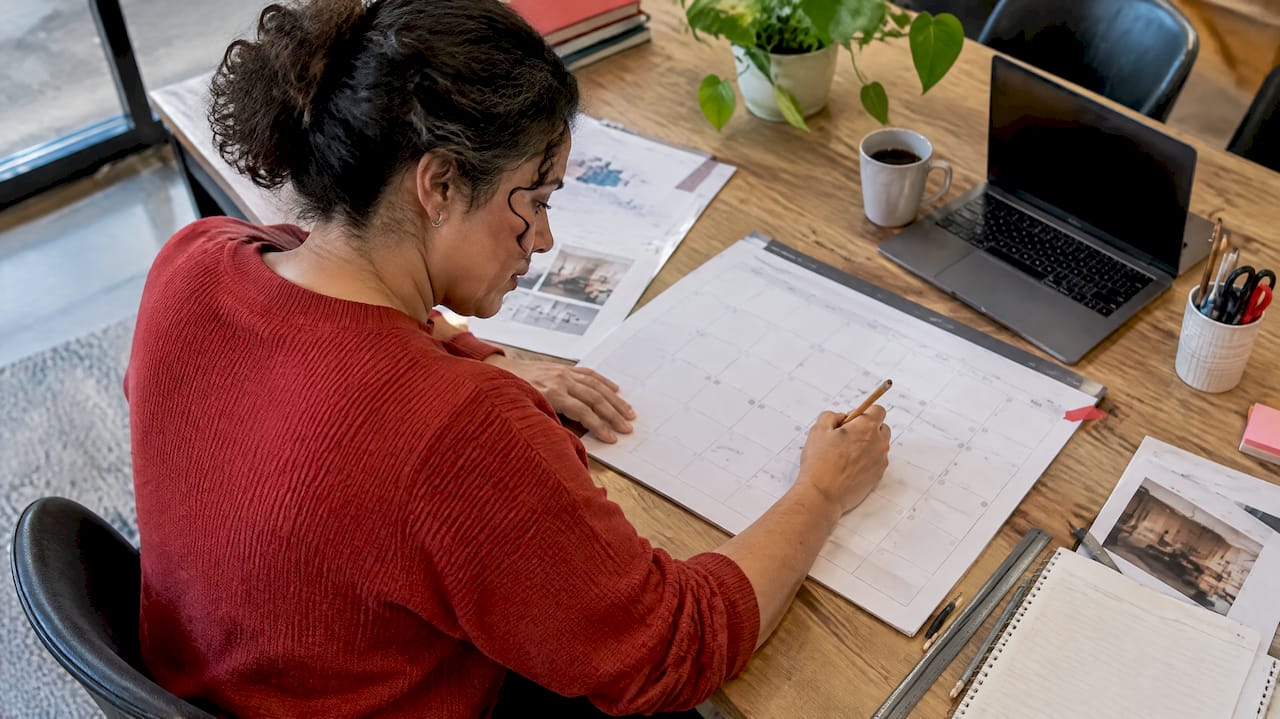 Planner marking a holiday campaign calendar